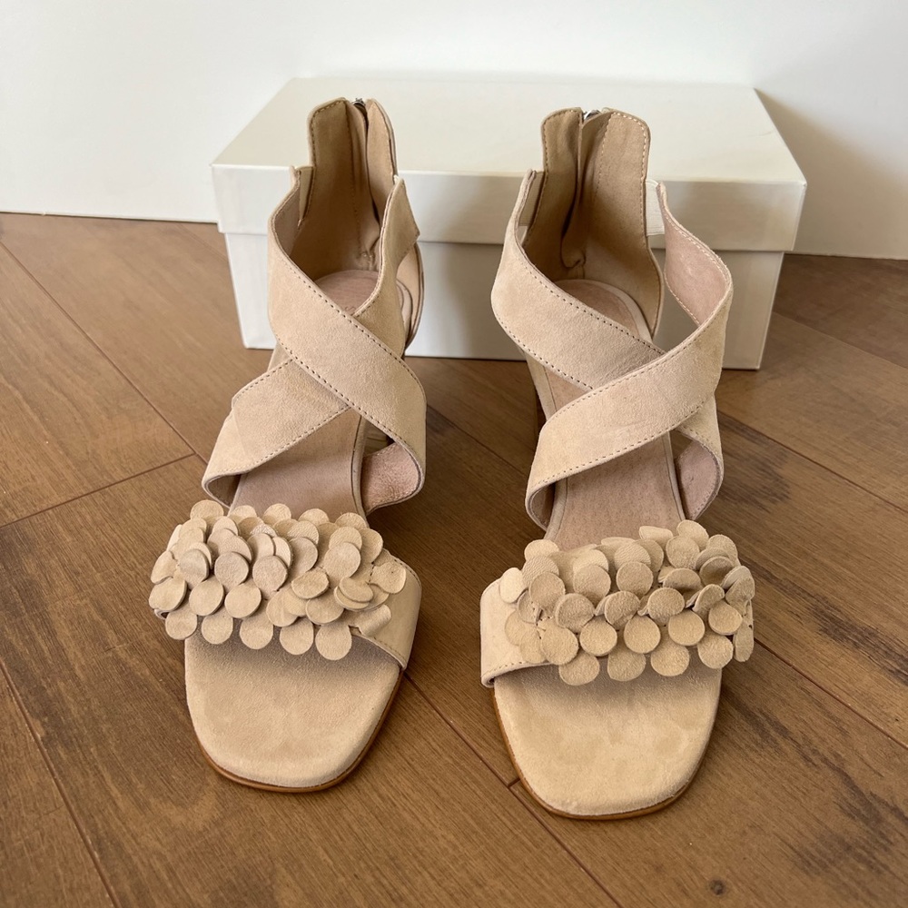 NEW Sundance catalogue cream beige petal suede sandals 40
